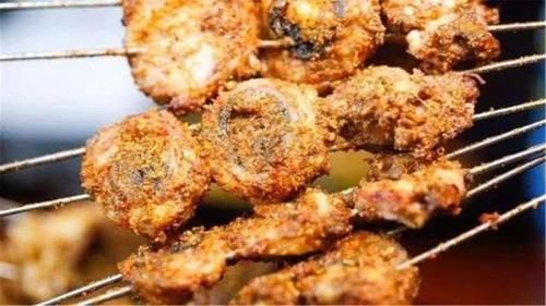 迪拜土豪的宴席,整桌只有一道菜,切开一瞬间成