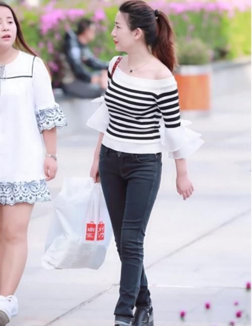  『辣妈』“干豆角”的紧身牛仔裤，让辣妈减龄15岁，网友：真清纯！