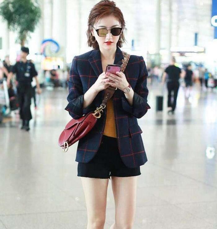 景甜真大胆!穿短裙都短到大腿根 这样的尺寸未免太不安分了