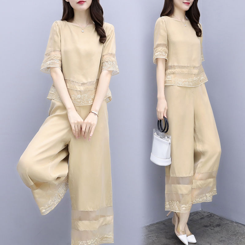 终于入秋转季了，老婆把连衣裙全扔了，换上这秋套装，美嫩又洋气