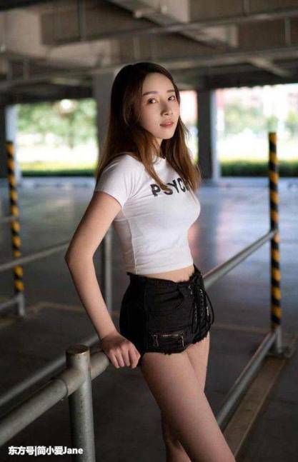 街拍:美女身穿白色半透衬衫,非常的稚嫩可爱!