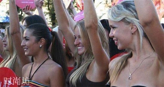 乌克兰美女嫁不出去 美女穿内衣上街求嫁