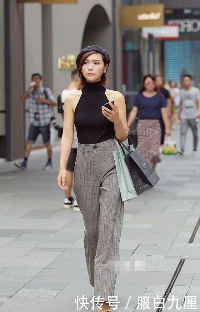 「辣妈」路人街拍,辣妈白色针织衫搭配淡红色裙子,更显优雅