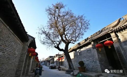 青砖灰瓦，古色古香，与甜水井街并称“龙凤街”