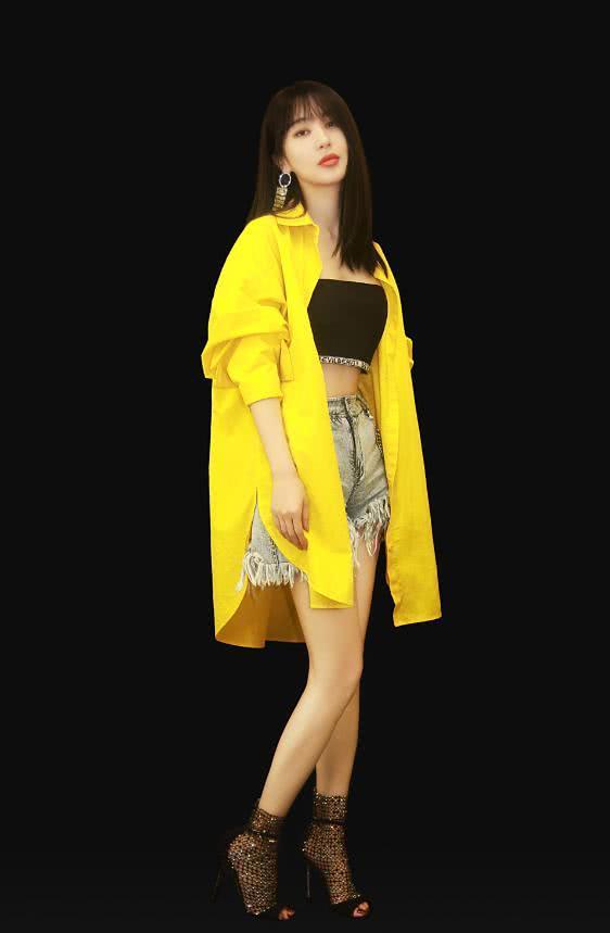 李菲儿真会玩, 竟在短靴上剪个小口透气, 却非常好看!