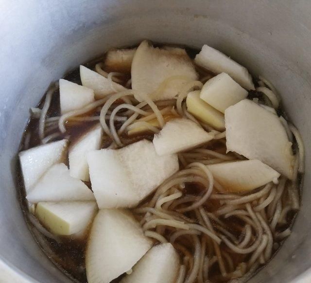  [鲜香]骨头萝卜粉丝汤，鲜香入味，令人大快朵颐