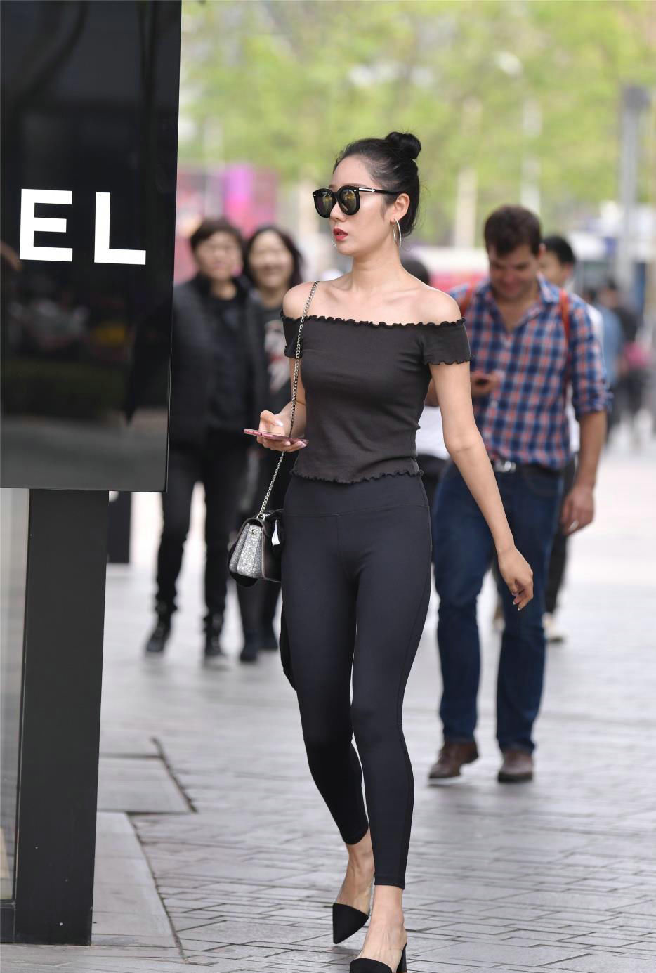  【显得】美女把头发盘起，显得人更加精致，十分的迷人