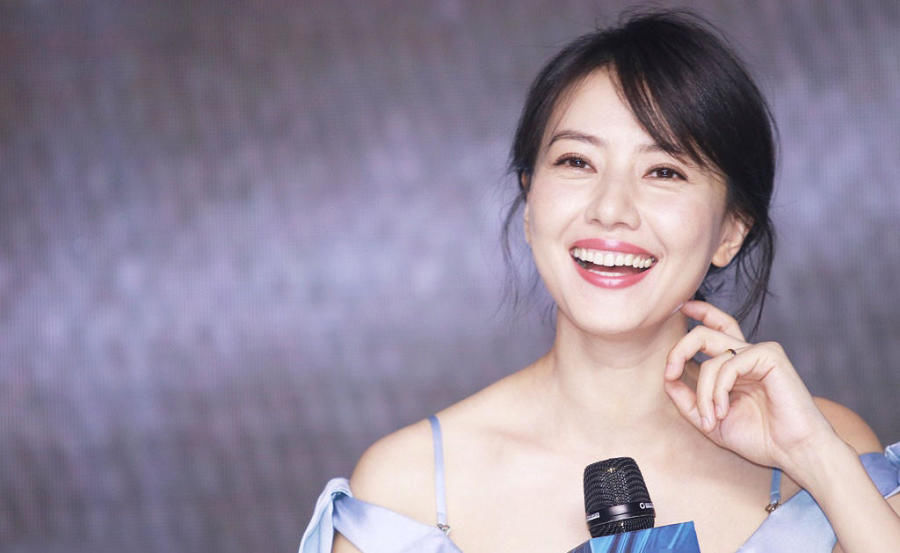 离开精修的高圆圆，一袭吊带裙话筒全程挡胸口，皱纹简直不能瞧