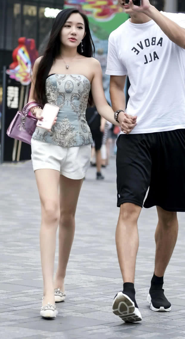 穿紧身装的小姐姐呢勾勒出丰腴臀线,也只有这样精致的容颜才配得