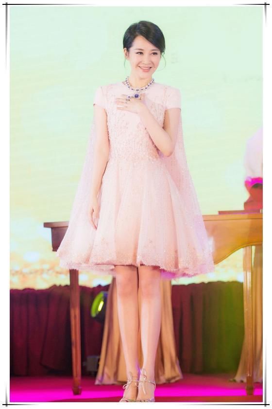 许晴终于栽了！裙子下面穿秋裤就算了，还把秋裤塞凉鞋几个意思？