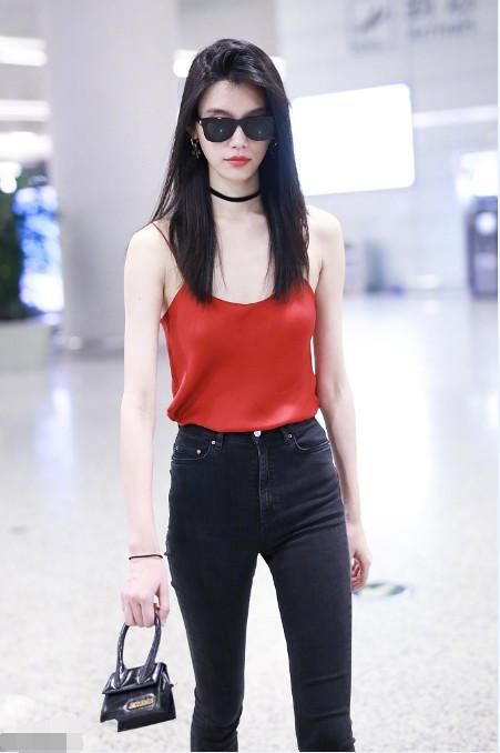 奚梦瑶“万年靴”又来了！气场强大不输以往，网友疑似衣服是肚兜