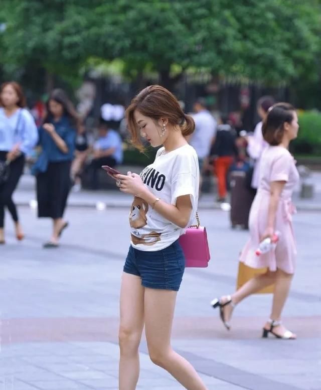  蛋糕：白色蛋糕裙搭配高跟鞋,清新又甜美,显得小姐姐颇有气质