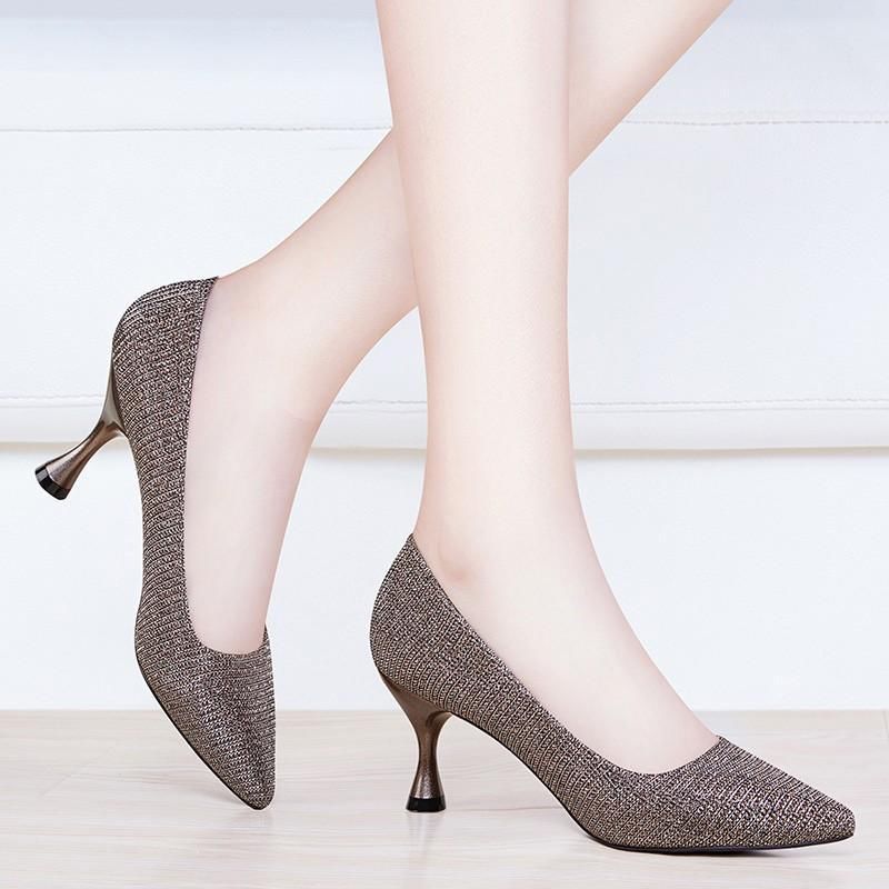 女人40岁以后，不管穿裤子还是裙子，少穿这3种鞋子，难看掉档次