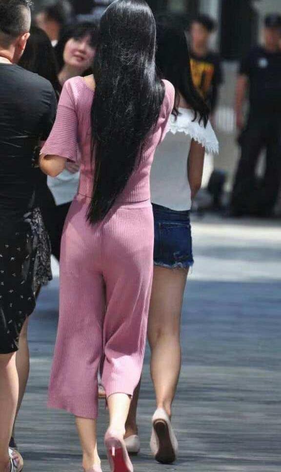 百搭时尚的打底裤，穿出妹子婀娜身形