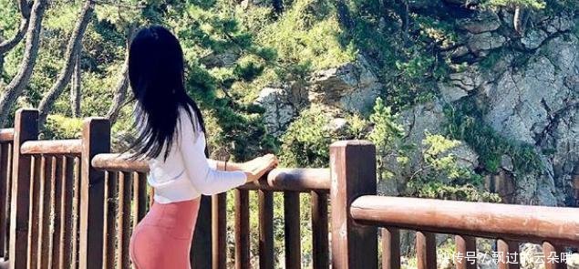 秋季粉色打底裤的打扮，让女人腰部看起来更纤细唯美，不自信都难