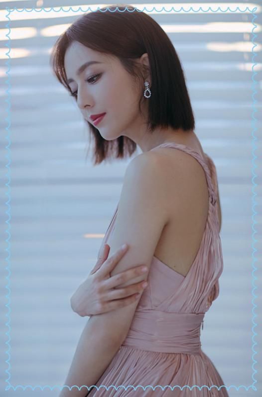 当迪丽热巴和佟丽娅同穿吊带裙，网友：干瘦和苗条的差距一目了然