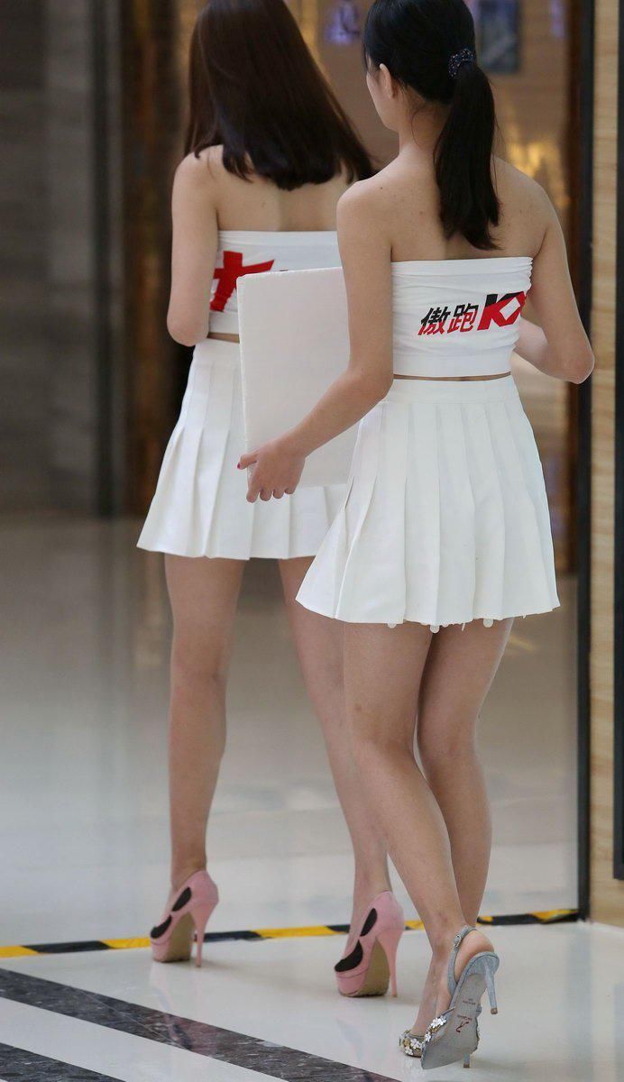 商场街拍:抹胸白色短裙傲跑促销美女模特，清新优雅