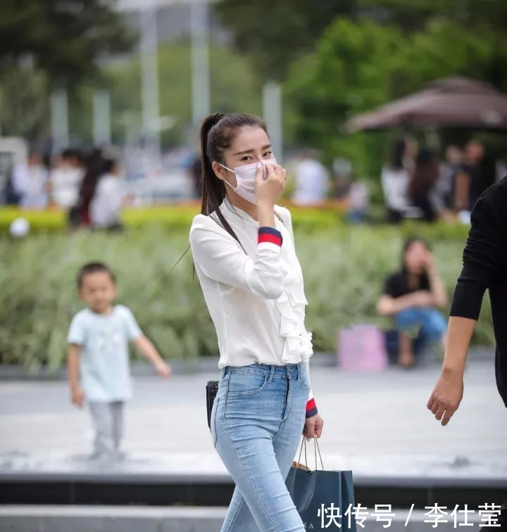 扎马尾的小姐姐穿紧身牛仔裤秀出青春与时尚,口罩也遮不住她的美