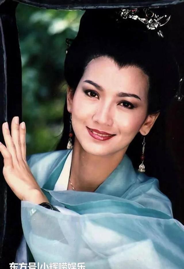  「气质」赵雅芝针织衫配过膝靴，时髦感不输杨幂，谁能想到她已经65岁了