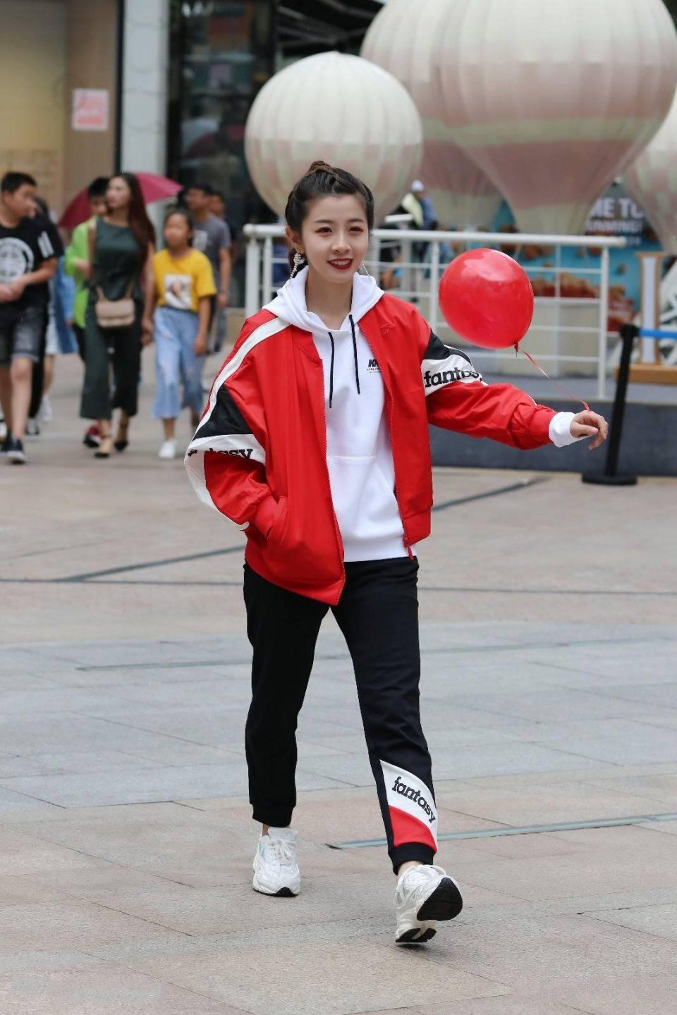 街拍：小姐姐身材矮小，长了一张娃娃脸，非常的清纯可爱。