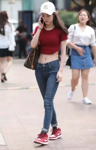 休闲阳光的小姐姐紧身牛仔裤配红色小T恤，出门逛街时刻关注形象