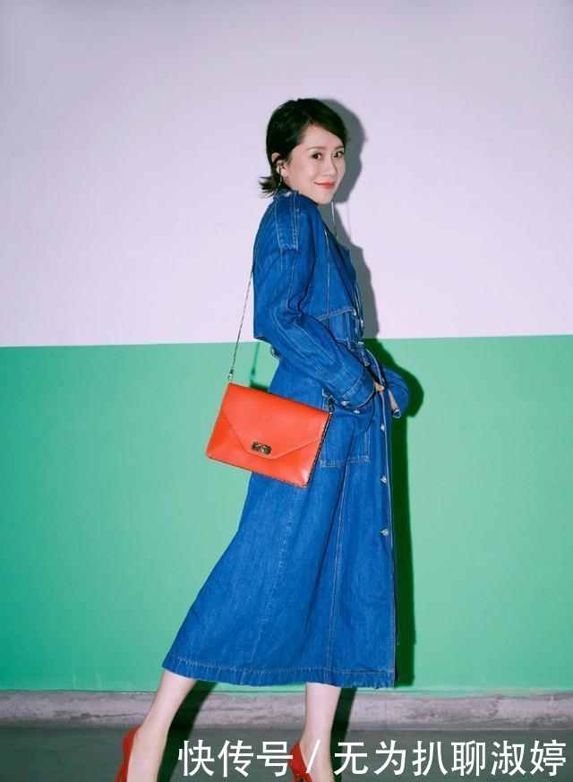 『红色』贝克汉姆的小女儿长大了!穿玫红色风衣高级又时髦,被宠得真幸福