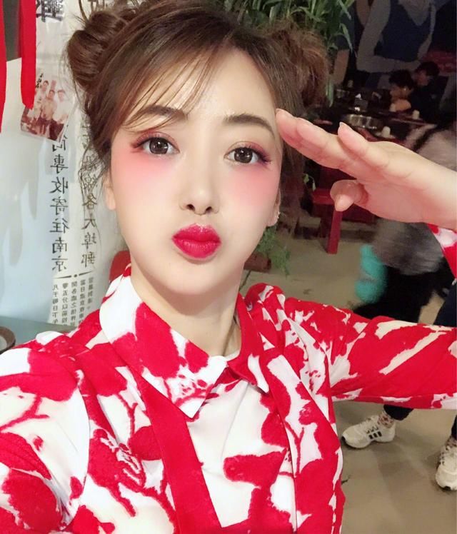 陈紫函的妆容可真是美，这是叫做桃花妆？