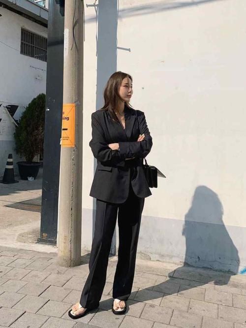 包包的样式:15款比纪梵希潮的包,聪明的人选择配这3种穿搭