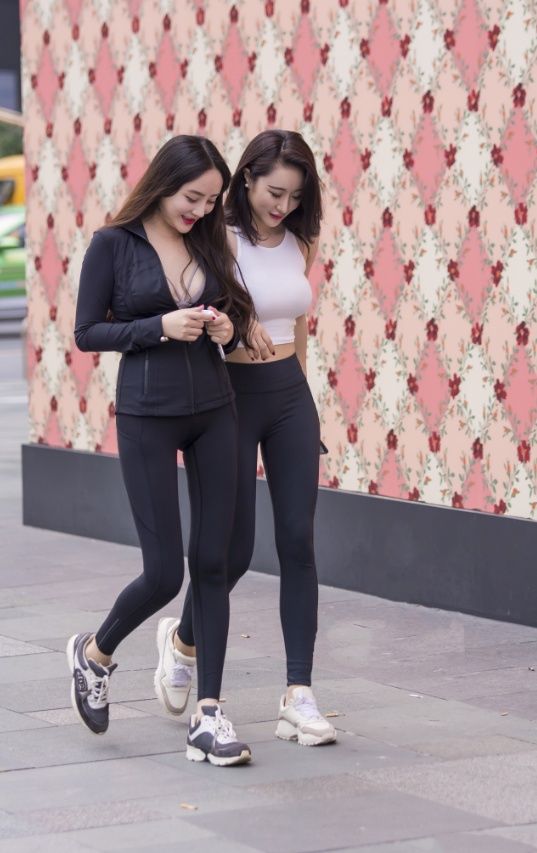 那些好看的初秋修身裤正面搭配，都有哪些亮点?