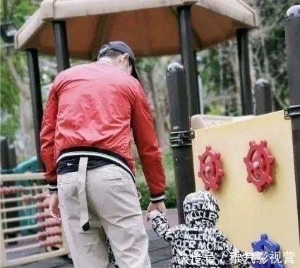  #男神#TVB不老男神郑嘉颖儿子颜值高，走路姿势更是乖巧可爱