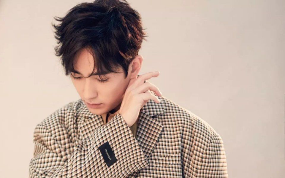 张艺兴是摇钱树?朱一龙签霸王合同?范丞丞掉粉严重?阚清子点赞出