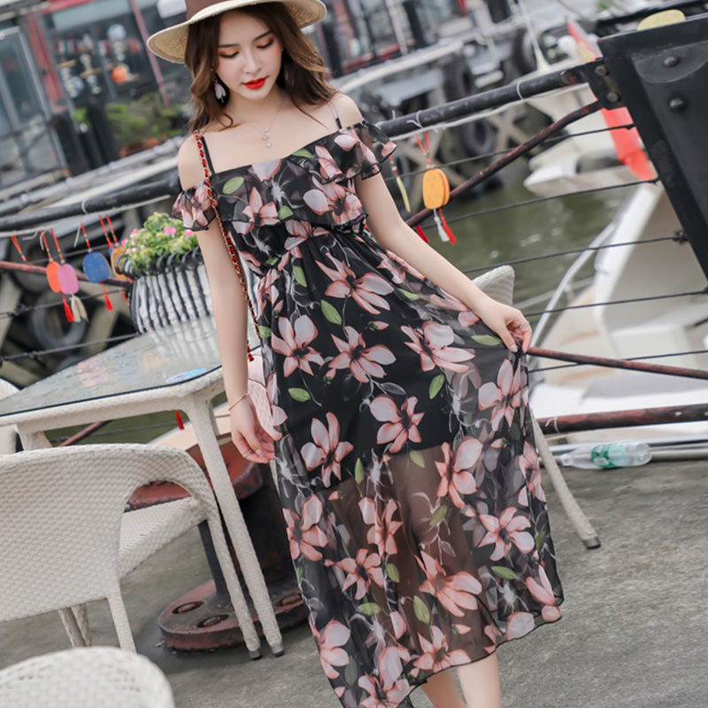 小姐姐又出来撩人了，性感一字领连衣裙，露出小香肩超迷人