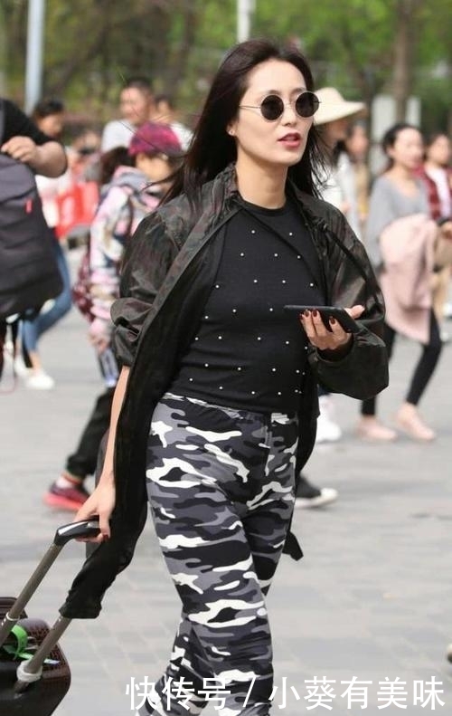 『红色』路人街拍,美女简单的紧身白色上衣搭配红色半身裙,美得特别耀眼