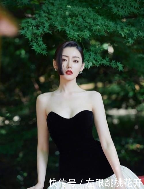 [ 看上去愈加]黑色抹胸连衣裙性感优雅，超有女人味，张天爱这身材女星里罕见