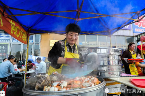 游客扎堆现买现蒸吃海鲜，一桌千元起，常常要10屉海鲜同时蒸