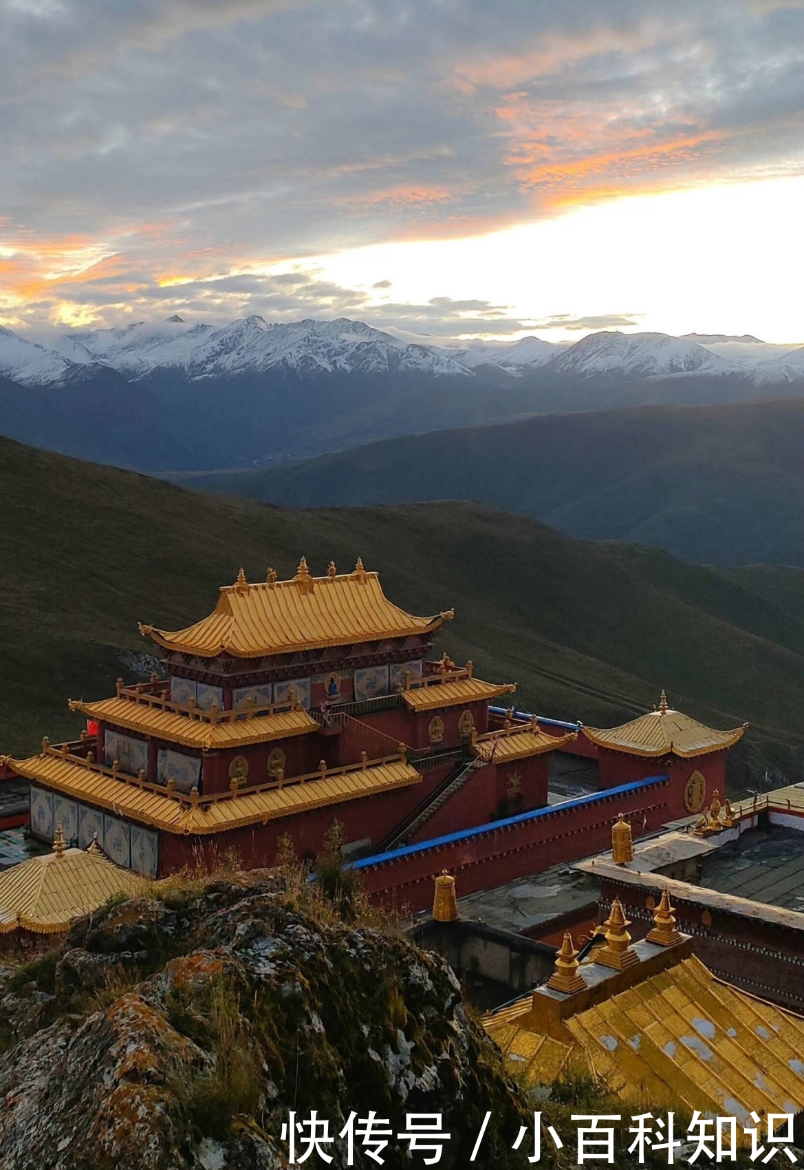 西藏昌都最惊艳的寺庙 修建在悬崖上令人叹为观止 又科幻又梦幻