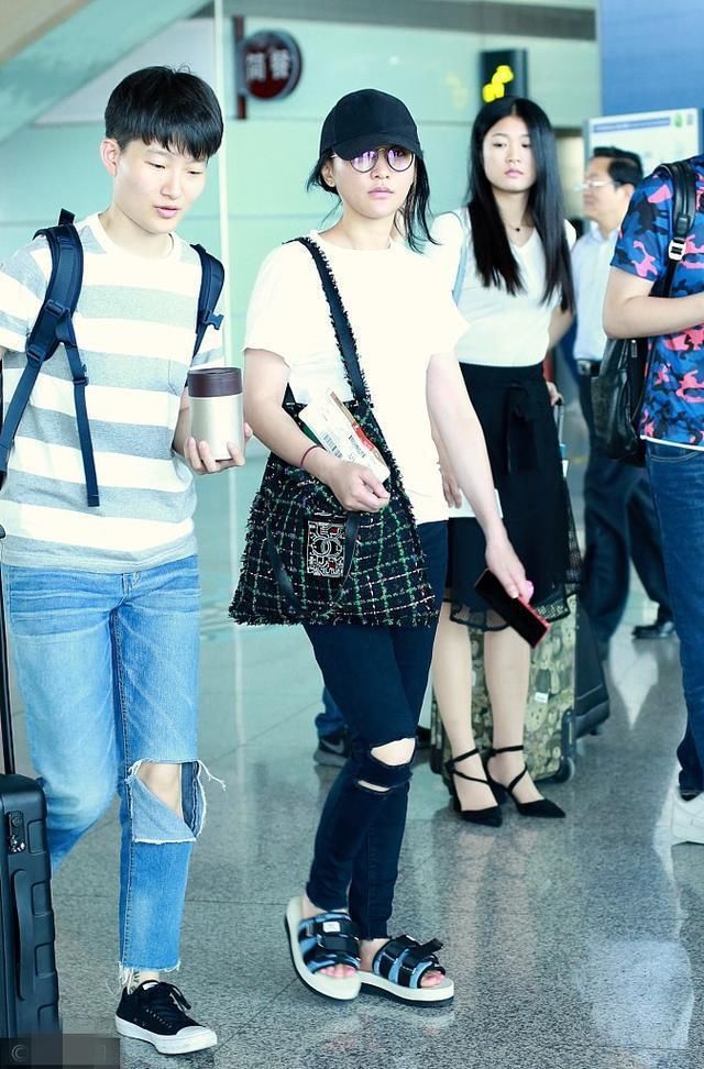 休闲凉鞋硬是穿成增高鞋，周迅为了显高，也不管好不好看了!