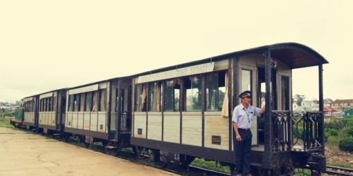  发臭：火车的洗手间都直通轨道，轨道为什么不会发臭？列车长讲