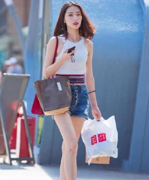  短袖：街拍：如花似玉的美女，一条黑色短袖配白色裙子，时尚清新靓丽美