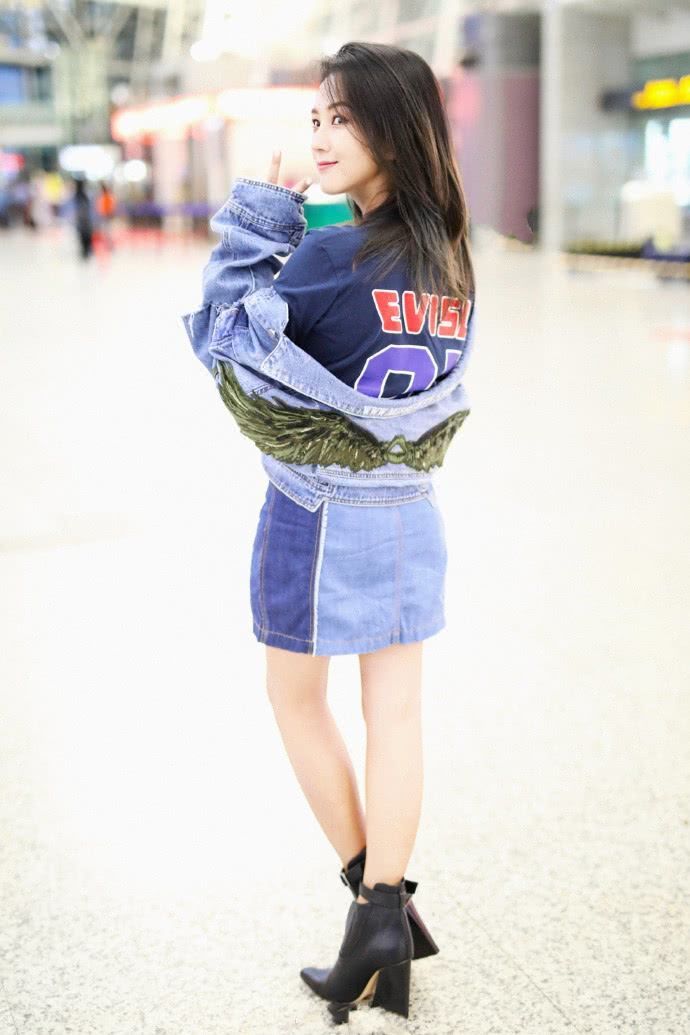 何洁为了显腿长，裙子都快提到胸了，网友：个子矮就别秀了！