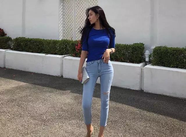 紧身的牛仔裤衬托的美女身材美好,展现的魅力十足!