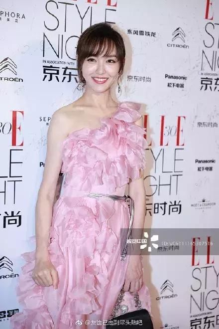 有人惊艳、有人油光满面，这两场时尚活动，精修未修对比明显！