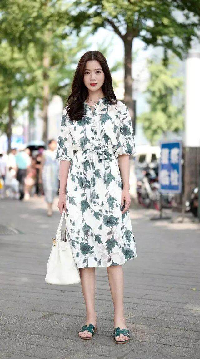 街拍: 图5姐妹花半透明网纱衣, 让你有征服她们的想法吗