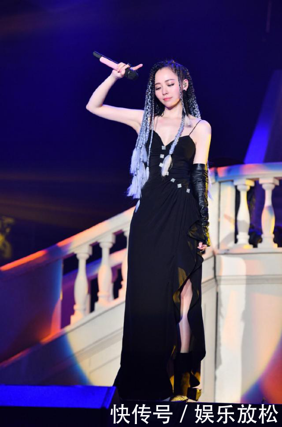 33岁张靓颖穿黑色开衩裙亮相，尽显成熟女性的魅力