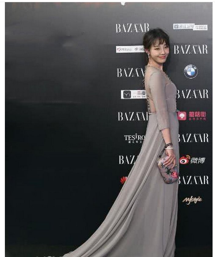 本以为白百何的抹胸裙够醒目，可看了李小璐，我的小心脏受不了了