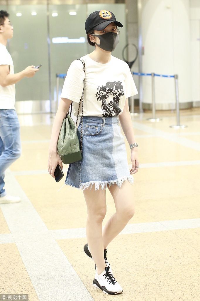 张雪迎白T配牛仔裙清纯秀美腿 口罩帽子难掩胶原蛋白少女脸