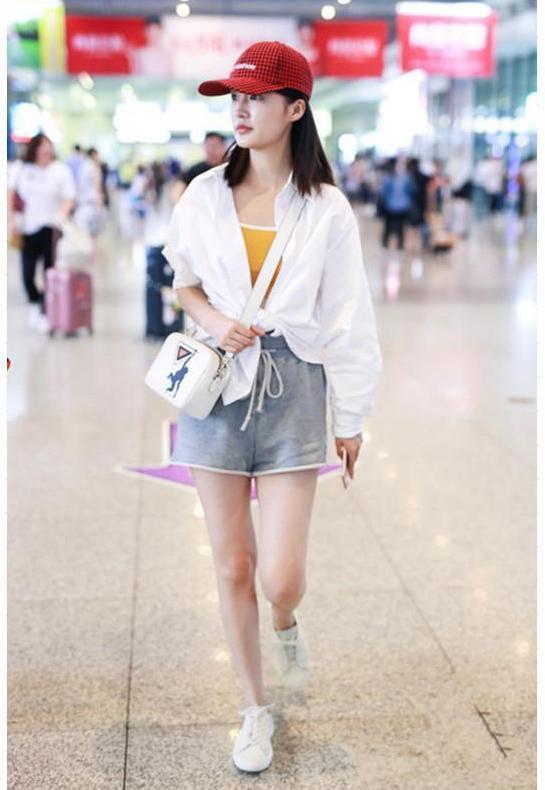 看了佟丽娅的腿，李沁都输的心服口服，终于见识到真正漫画腿了！