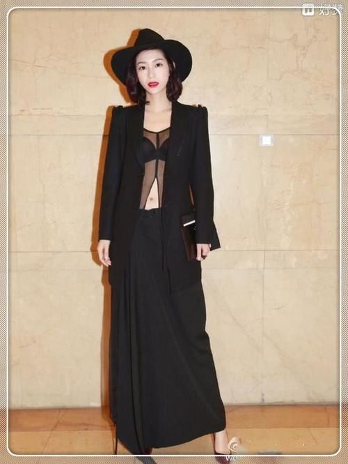 温雅还真是胆大,西装内只穿了件薄纱,网友:跟没穿有什么区别?