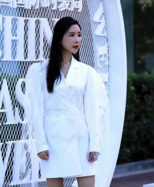  「气质」街拍：沉鱼落雁的美女，一件白色连衣裙，时尚气质女人味