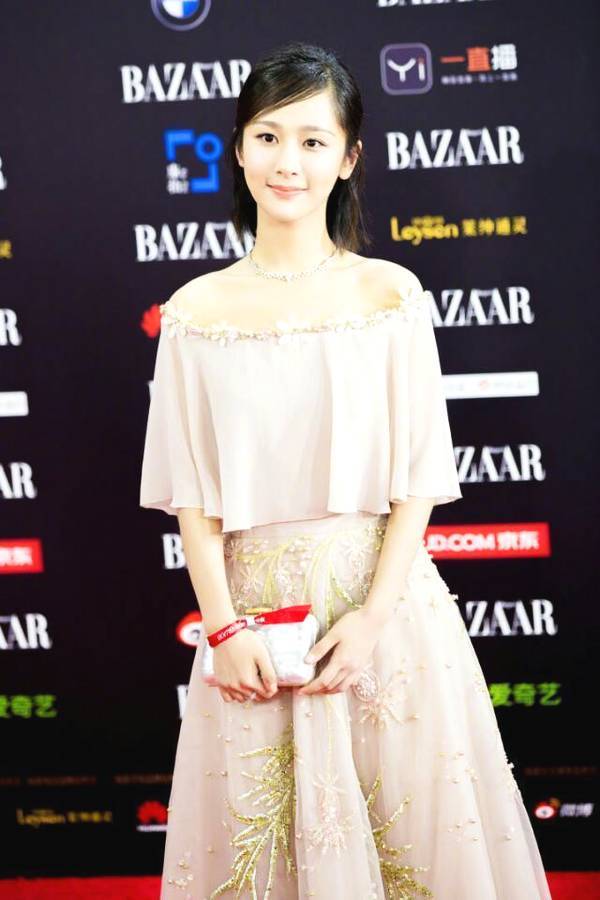 杨紫 又一波时尚“暴击”, 杨紫 芭莎慈善夜穿搭也太好看了吧！